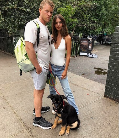 A modelo Emily Ratajkowski com o marido e o cachorro dos dois (Foto: Instagram)
