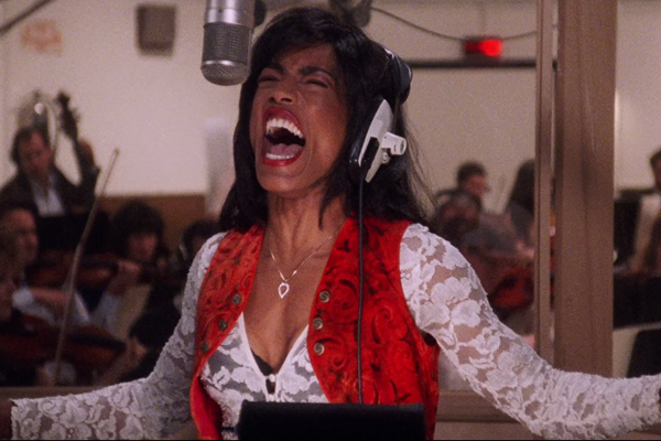 A difícil jornada de Tina Turner para a fama é retrarada no filme 'What's Love Got to Do with It', de 1993 (Foto: Divulgação)