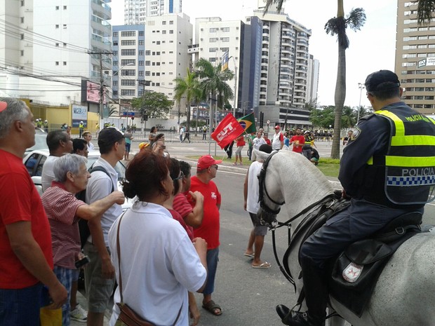 Policial Militar pede para manifestantes pró-Dilma sairem da praça do pedágio, em Vitória, neste domingo (13) (Foto: Leandro Nossa/ CBN Vitória)