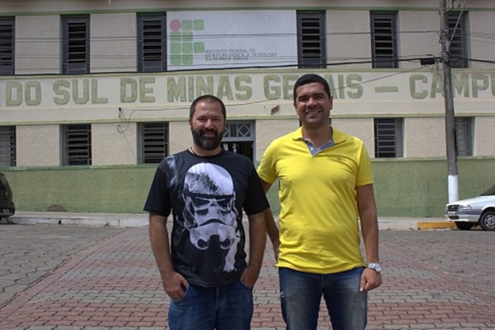 O professor Marcos Magalhães e o diretor do campus Luiz Flávio começaram o projeto — Foto: Instituto Federal do Sul de Minas