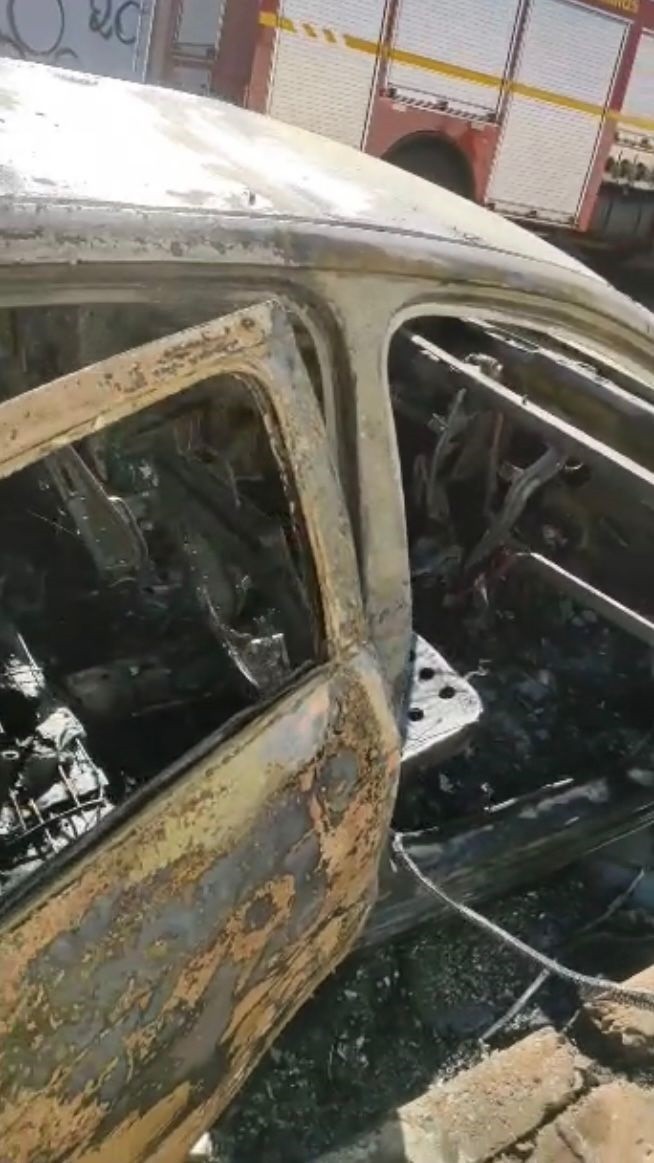 VÍDEO: carro pega fogo no Bairro Santa Mônica em Uberlândia