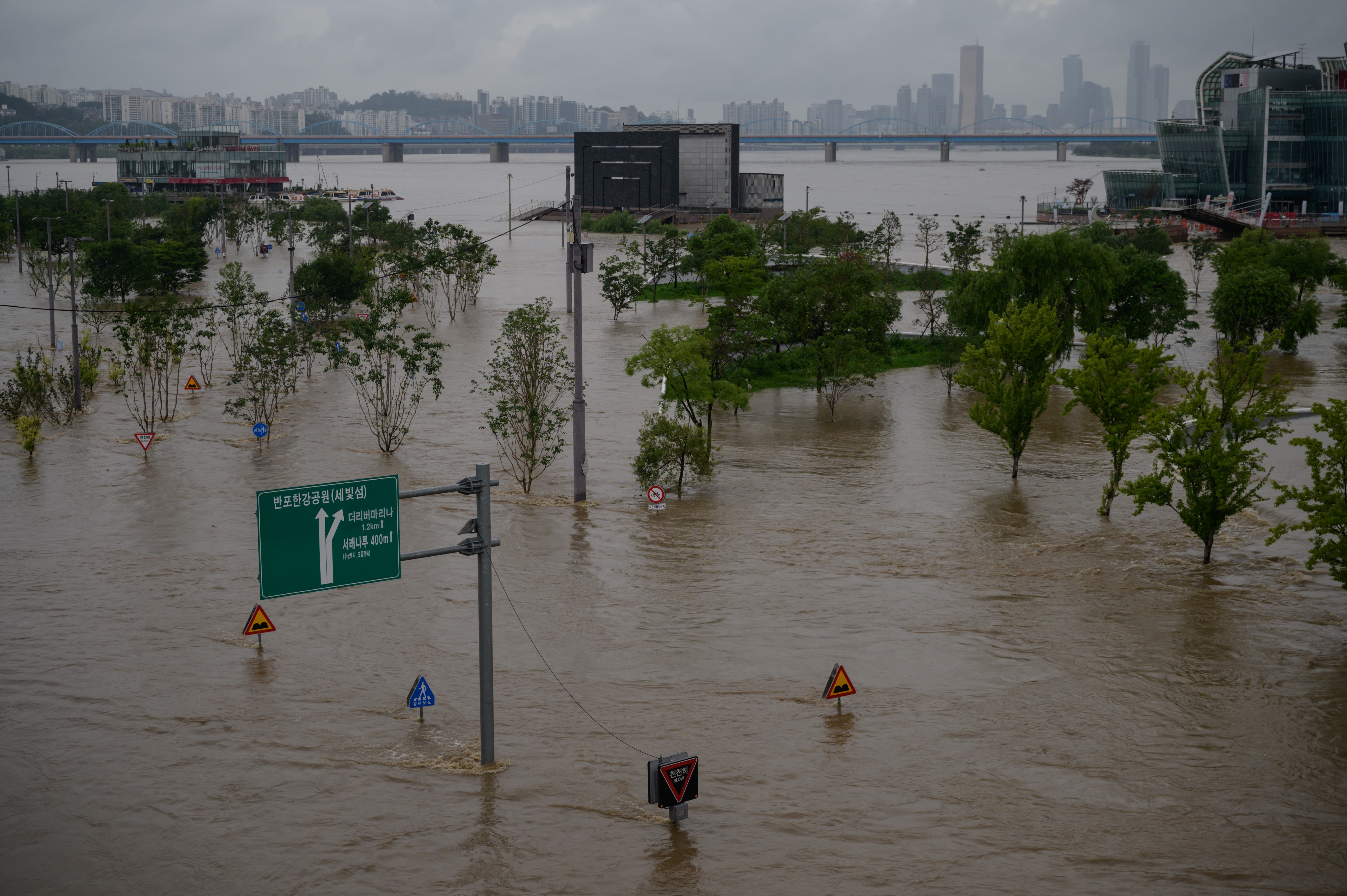 Fortes chuvas e deslizamentos de terra deixam mortos na Coreia do Sul thumbnail