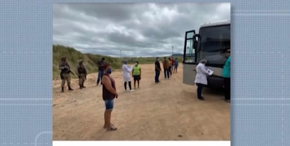 Ônibus foi interceptado com passageiros em Guanambi — Foto: Reprodução/TV Sudoeste