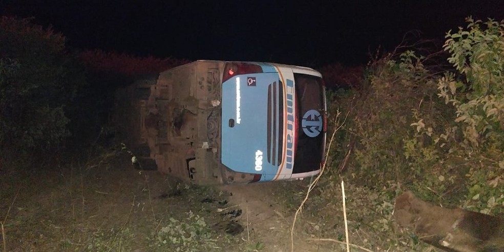 Ônibus com 22 passageiros tomba no oeste da Bahia — Foto: Divulgação