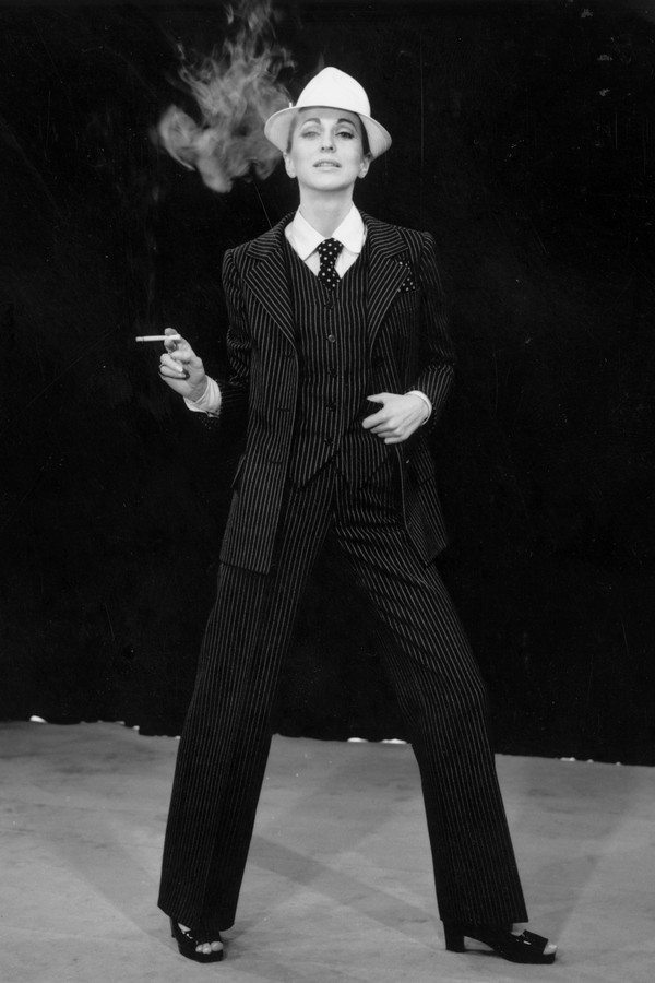 O terno risca-de-giz de Yves Saint Laurent (Foto: Getty Images)