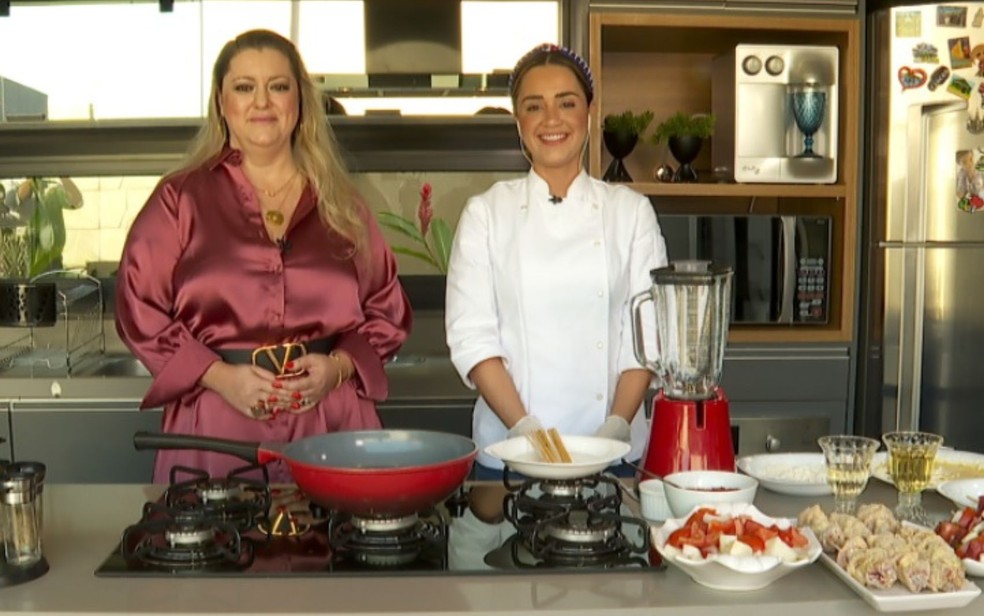 A chef de cozinha Vanessa Gilbert e a influenciadora Erika Storto preparam a receita do sábado (3) no Barato da Cozinha. — Foto: Reprodução/EPTV