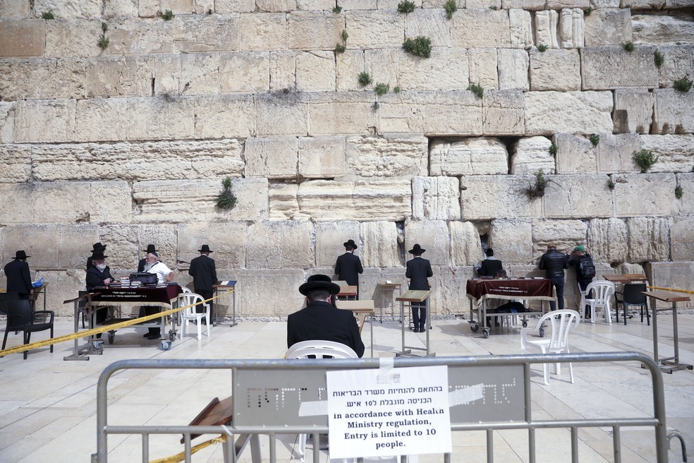 Judeus rezam no Muro das Lamentações após medida que proíbe aglomeração com mais de 10 pessoas em Israel — Foto: Mahmoud Illean/AP Photo