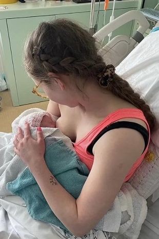 Jessie amamentando seu novo bebê  (Foto: Reprodução/Instagram)