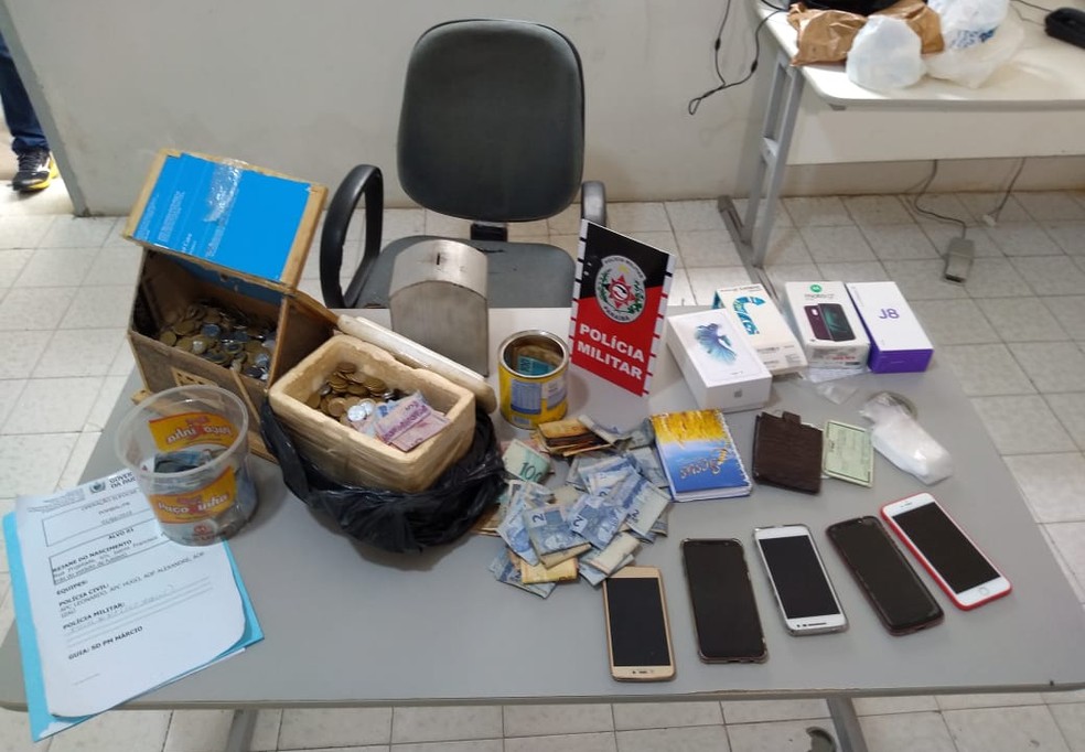 Polícia apreendeu R$ 7 mil em dinheiro trocado, drogas e dez celulares durante operação em Pombal, no Sertão da PB — Foto: Beto Silva/TV Paraíba