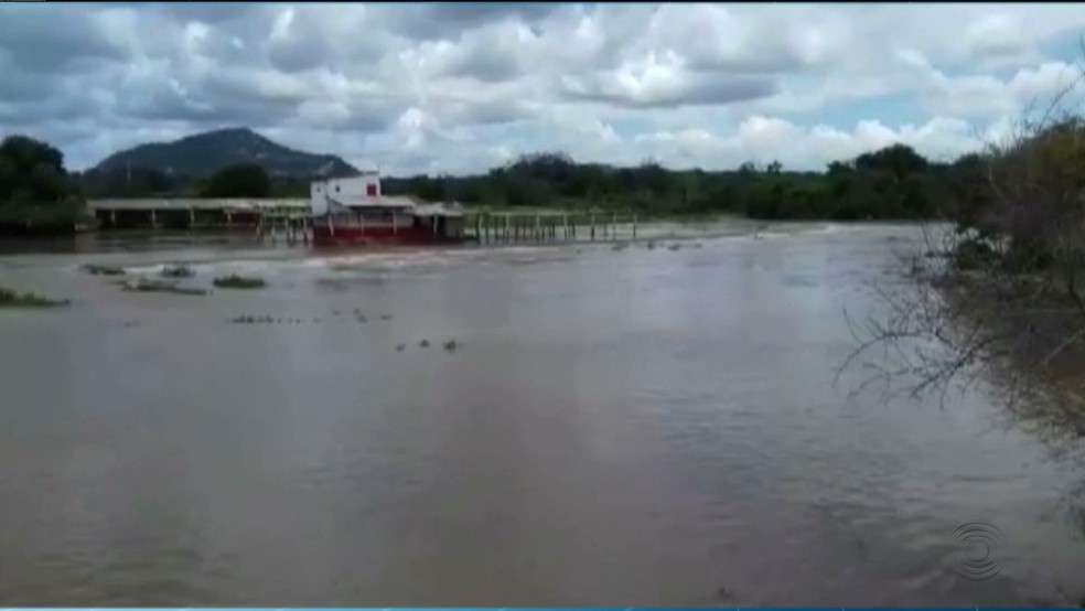 As chuvas no Sertão da Paraíba, aumentou o nível do Rio Piranhas e dificultou a travessia de moradores no município Paulista nesta quarta-feira (28). (Foto: Reprodução/TV Paraíba)