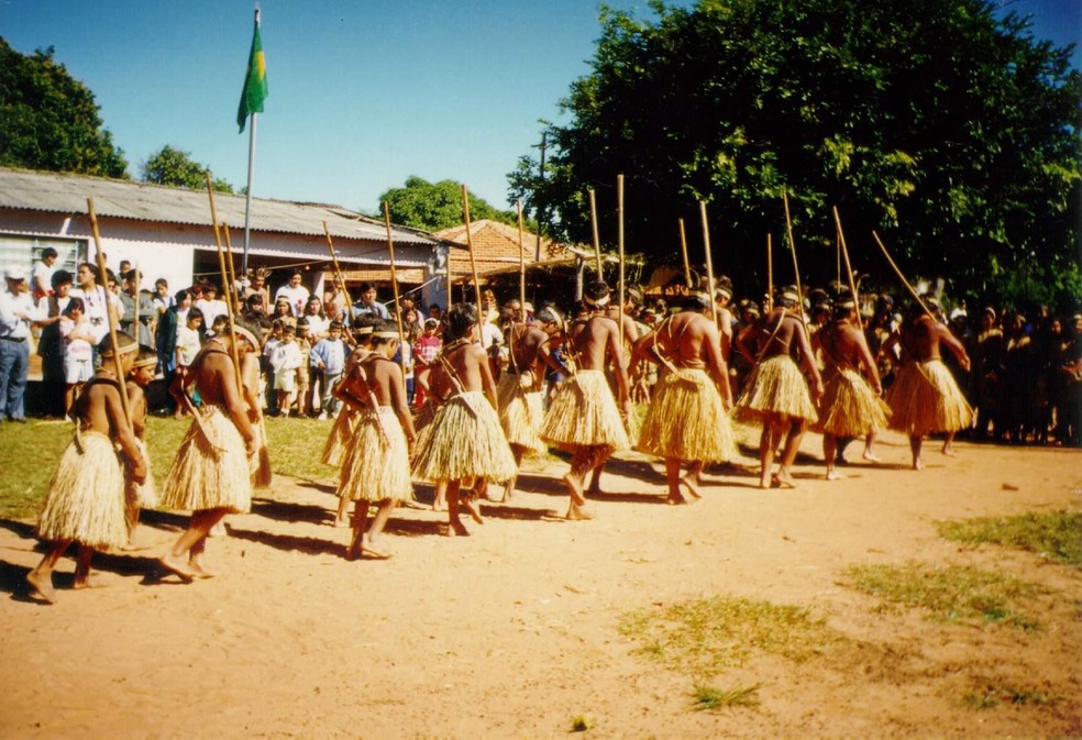 Dança do Bate Pau (ihiyoti evoi kipâé) – Limão Verde - 1999. — Foto: Arquivo pessoal