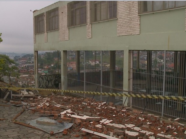 Telhado de prédio principal e ginásio de escola foi destelhado (Foto: Reprodução/Facebook)