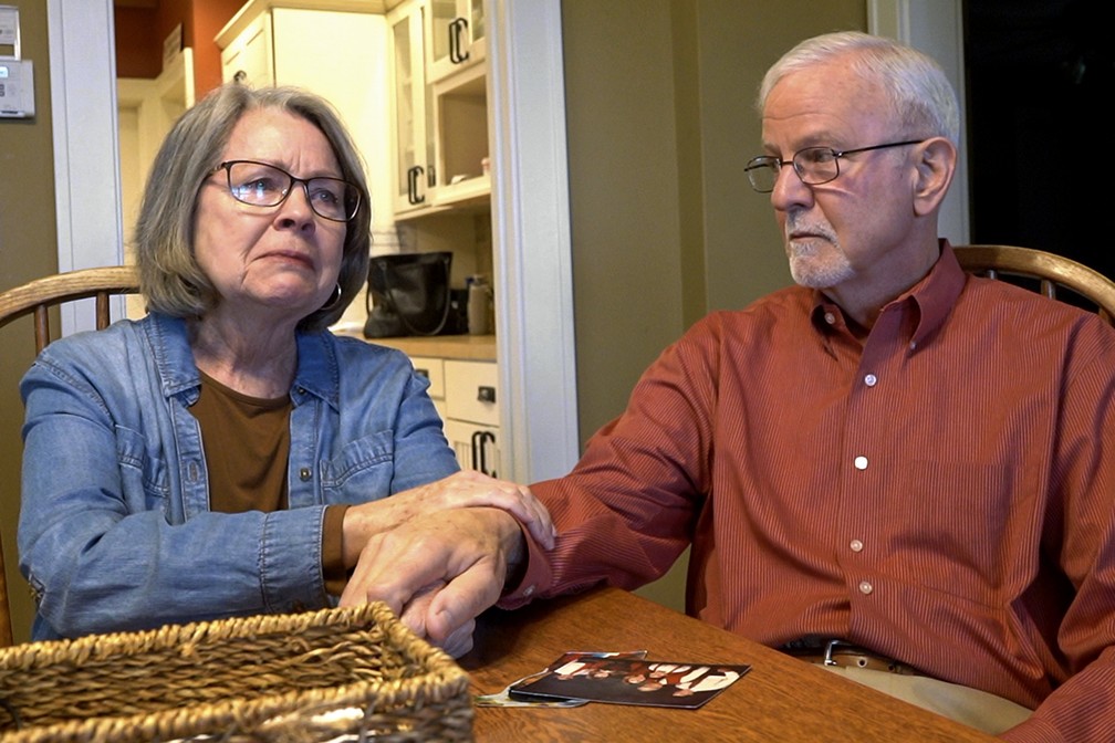 Roger and Rosanna Schreiner talk about the deportation of their son Paul - Photo: AP Photo / Nati Harnik