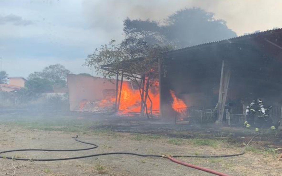 Incêndio atingiu depósito do Dnit, em Cruz das Almas, no recôncavo baiano — Foto: Divulgação/Corpo de Bombeiros