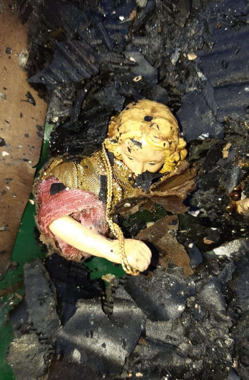 O mesmo anjo foi encontrado no primeiro incêndio que atingiu a loja — Foto: Arquivo pessoal/Gabriela Bocardi