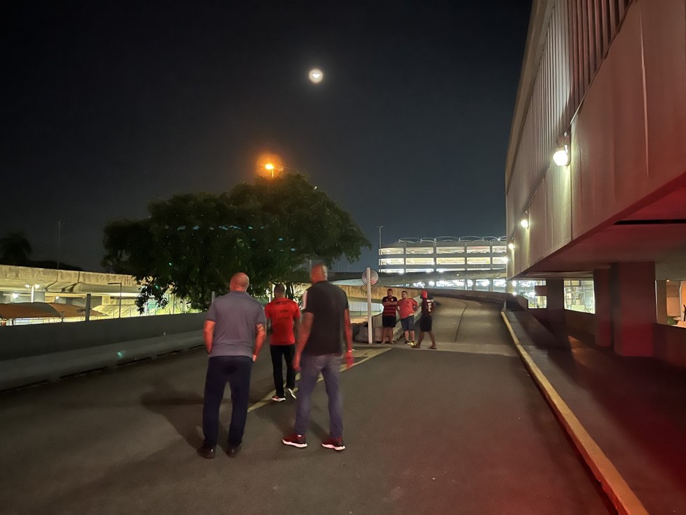 Torcedores protestaram na chegada do Fla &mdash; Foto: Thayuan Leiras