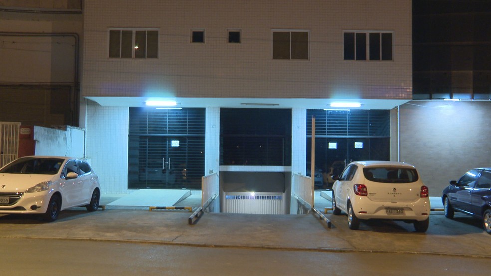 Prédio na área especial 19 teve garagem invadida por homem que ateou fogo no carro da ex-namorada — Foto: TV Globo/Reprodução