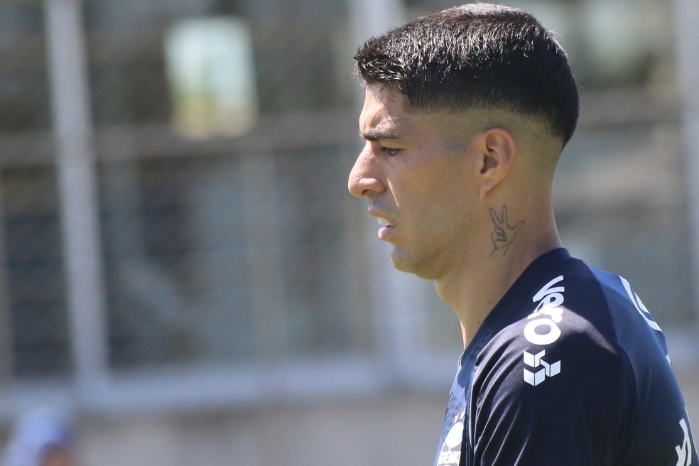 Luis Suárez em treino do Grêmio — Foto: Tomás Hammes