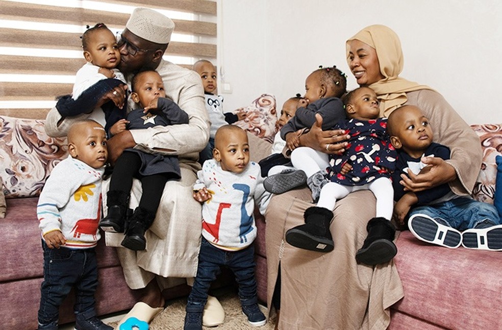 Halima deu à luz cinco meninas e quatro meninos  — Foto:  Abdellah Azizi/Guinness World Records