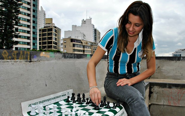 Sem apoio, campeã brasileira sub-20 de xadrez vende livros para competir