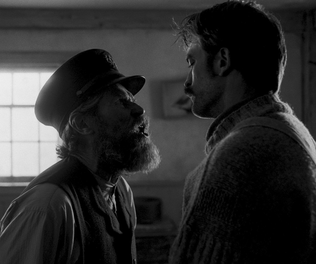 Willem Dafoe confronta Robert Pattinson em 'O Farol' — Foto: Divulgação