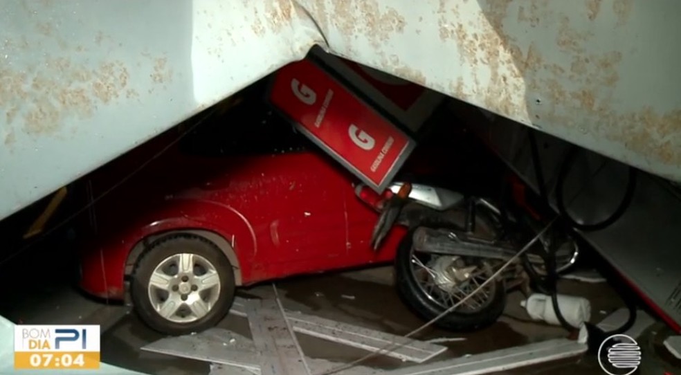 Teto de posto de combustível desabou em cima de veículos em Teresina — Foto: Reprodução/TV Clube
