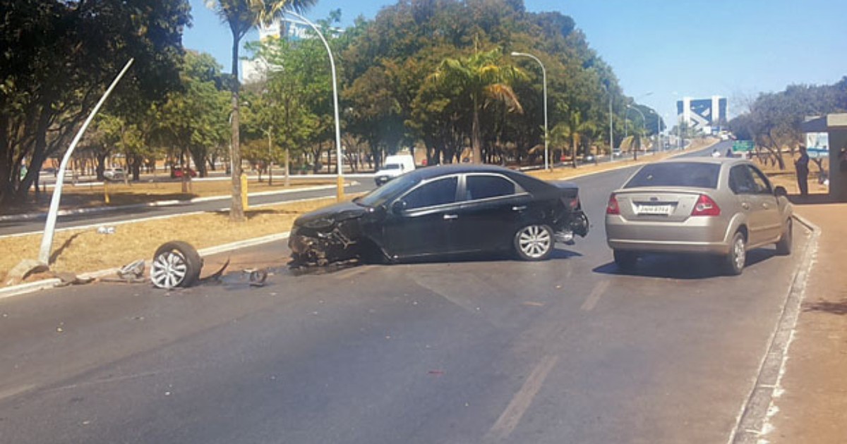 G1 Batida Entre Dois Carros Derruba Poste No Eixinho Norte Em