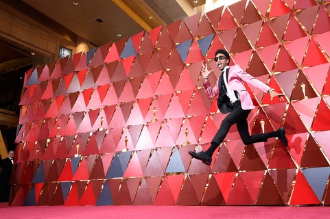 Qual a melhor pose para o red carpet do Oscar? Darrell Britt-Gibson dá o seu melhor diante das câmeras