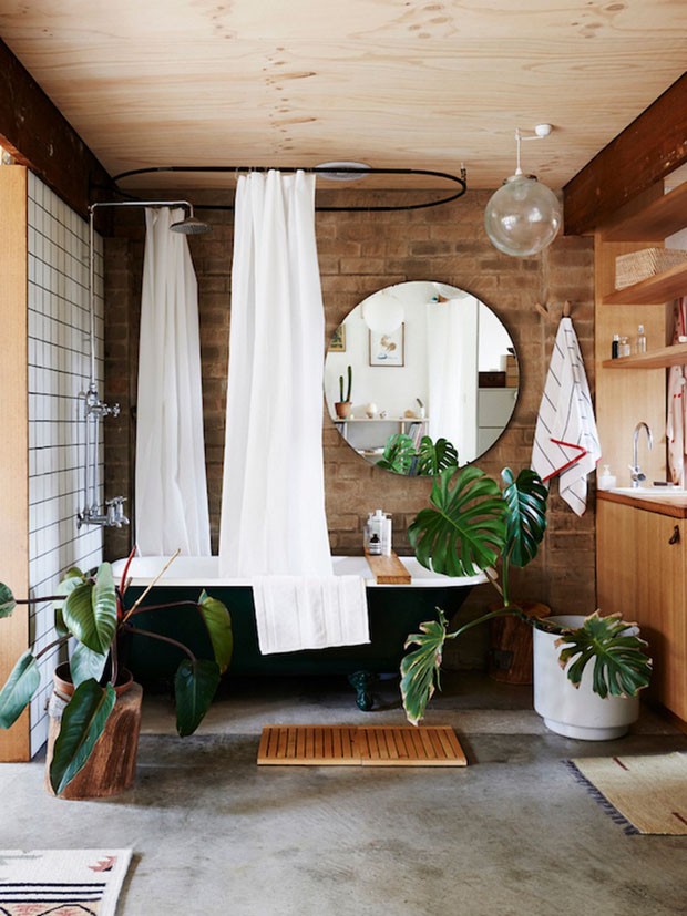 Décor do dia: Banheiro relaxante na tendência urban jungle (Foto: The Design Files/Divulgação)