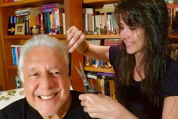 Alexandra Martins corta o cabelo de Antonio Fagundes (Foto: Reprodução/Instagram)
