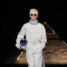 Capacete com estética alienígena compõe coleção Dior