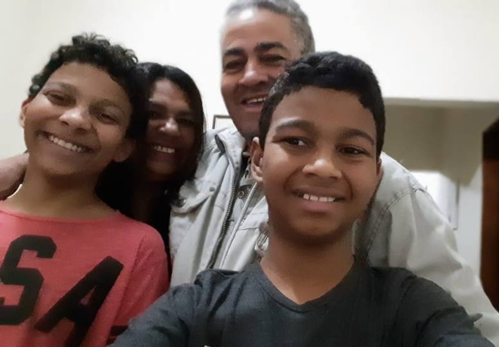 Miguel, primeiro Ã  esquerda, escreveu a carta ao Papai Noel pedindo amigos â Foto: Arquivo Pessoal/Cristina de Castro Silva Souza