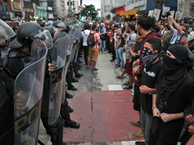 Cordão de isolamento da PM impede manifestantes de seguirem pela Avenida Rebouças (Foto: Marcelo Brandt/G1)