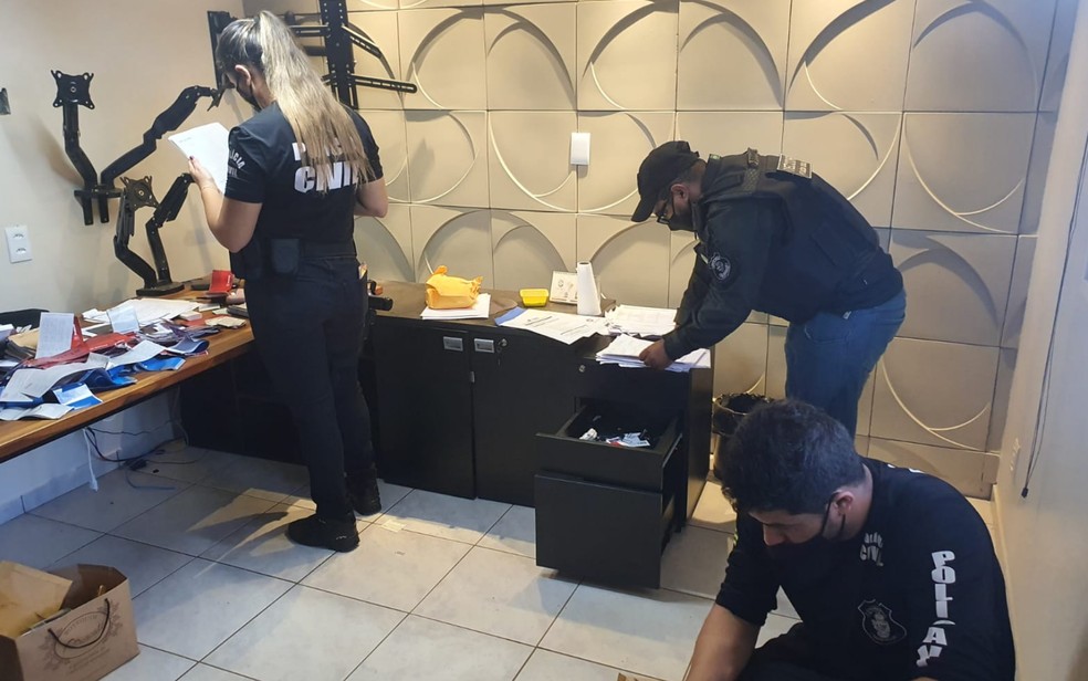  Policiais cumprem mandado de busca e apreensão — Foto: Polícia Civil/Divulgação
