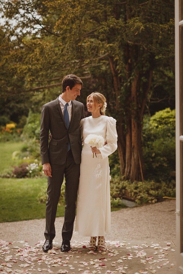 Arnault e Guyot haviam se casado anteriormente em uma cerimônia menor em Paris em junho, onde Guyot usou um vestido de seda Loewe com mangas bufantes e detalhes bordados (Foto: Reprodução Instagram)
