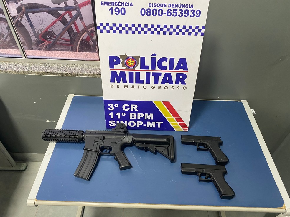 Armas de airsoft foram apreendidas.  — Foto: PM-MT