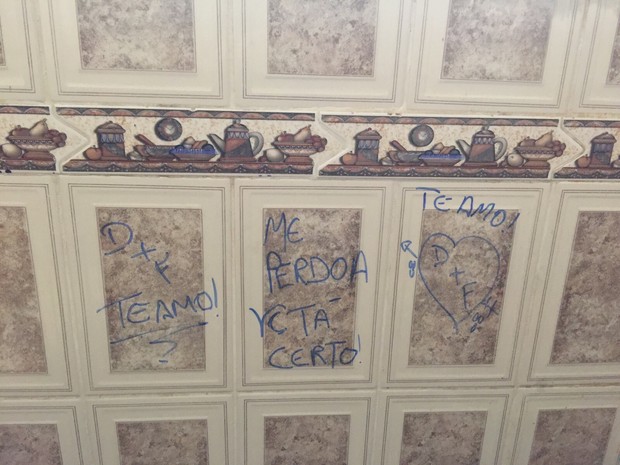 Dentro de cárcere, mulher escrevia mensagens no banheiro e na cozinha (Foto: Reprodução)