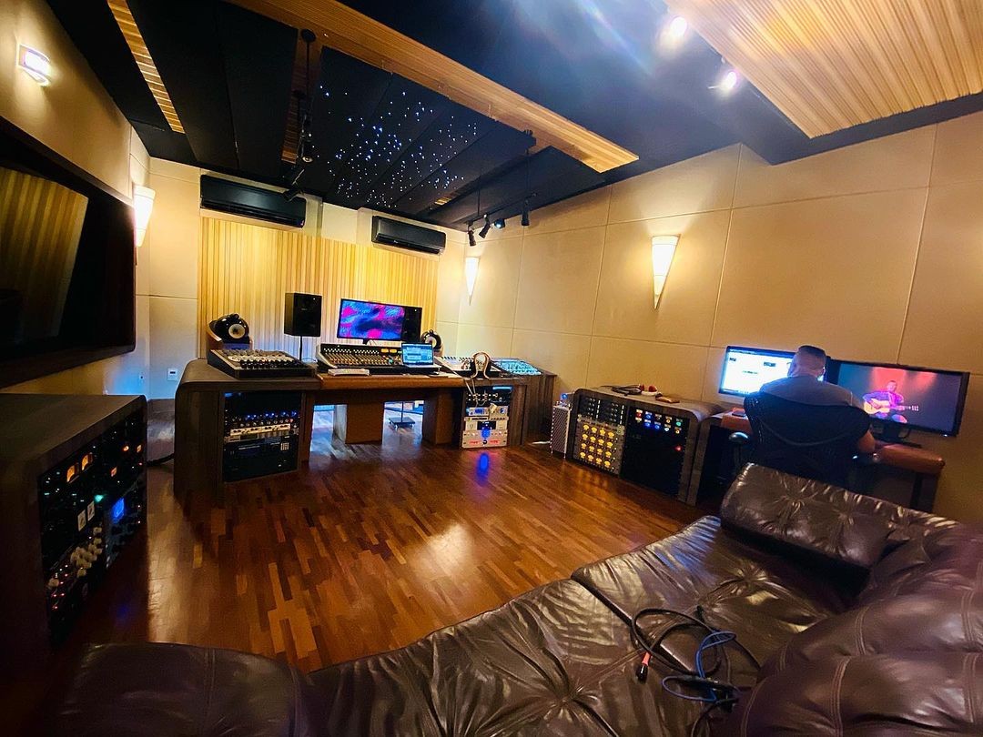 Leandro Lehart no estúdio de sua casa (Foto: Reprodução/Instagram)