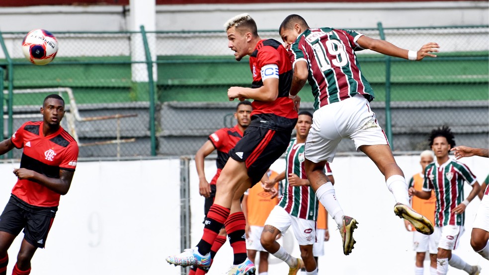 Luan Brito cabeceia em Fla-Flu do Sub-20 — Foto: Mailson Santana FFC