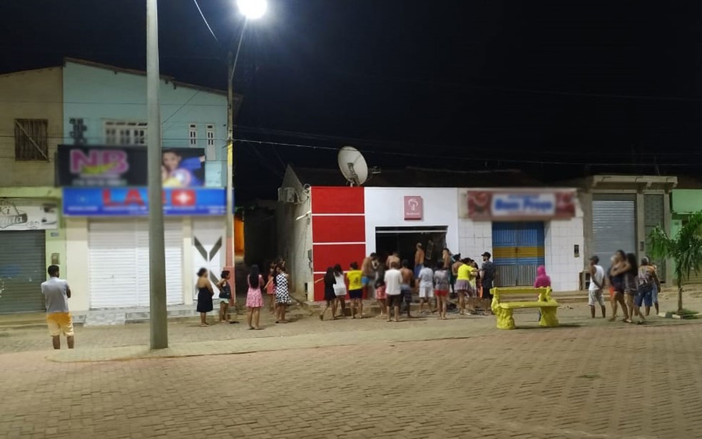 Moradores em posto bancário após explosão causada por criminoso na Bahia — Foto: Edivaldo Braga/Blogbraga