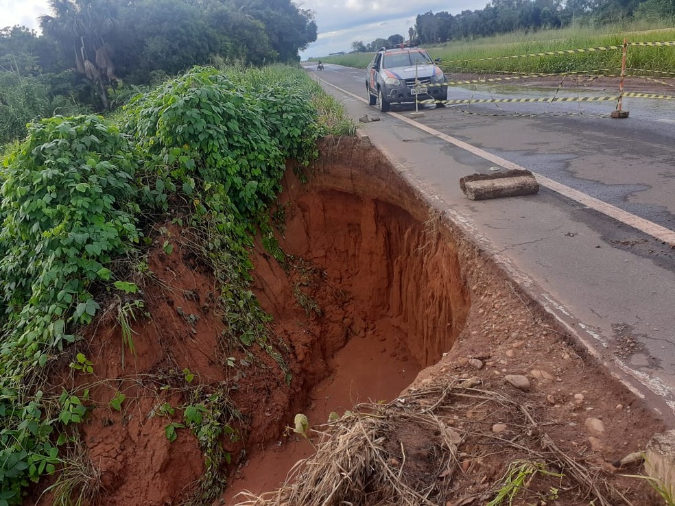 Erosão ameaça invadir marginal da BR-153 em Colinas do Tocantins — Foto: Divulgação