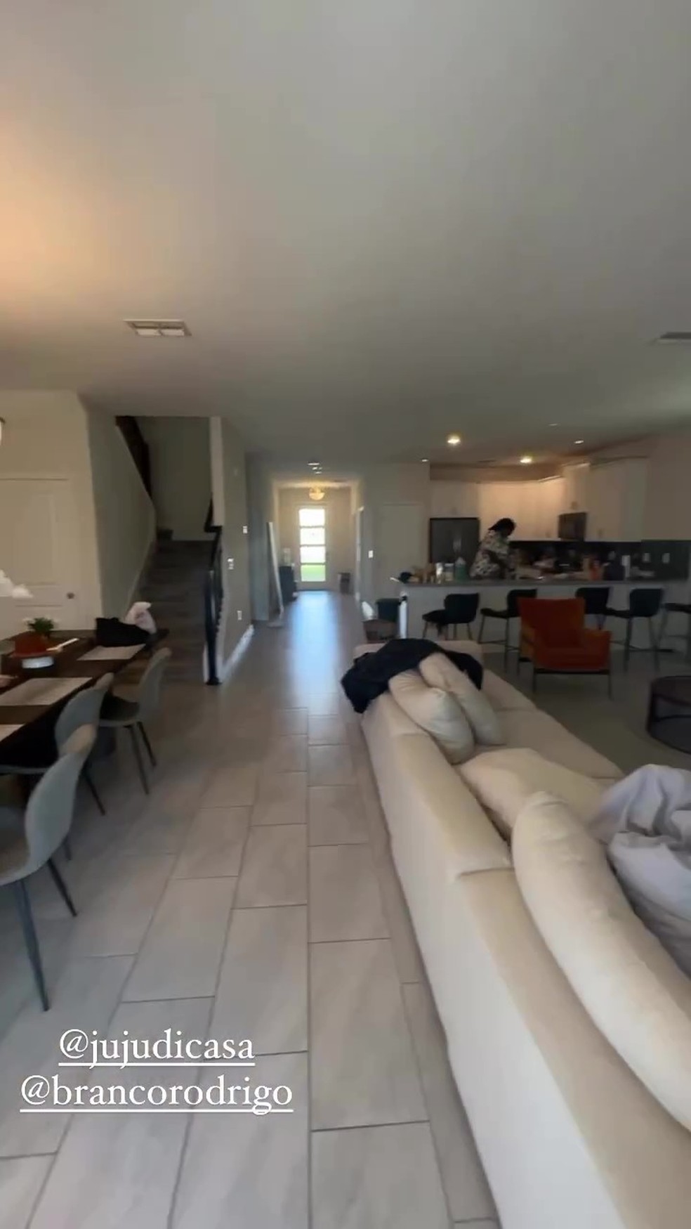 Sala da casa em que Ludmilla está hospedada em Orlando — Foto: Reprodução/Instagram