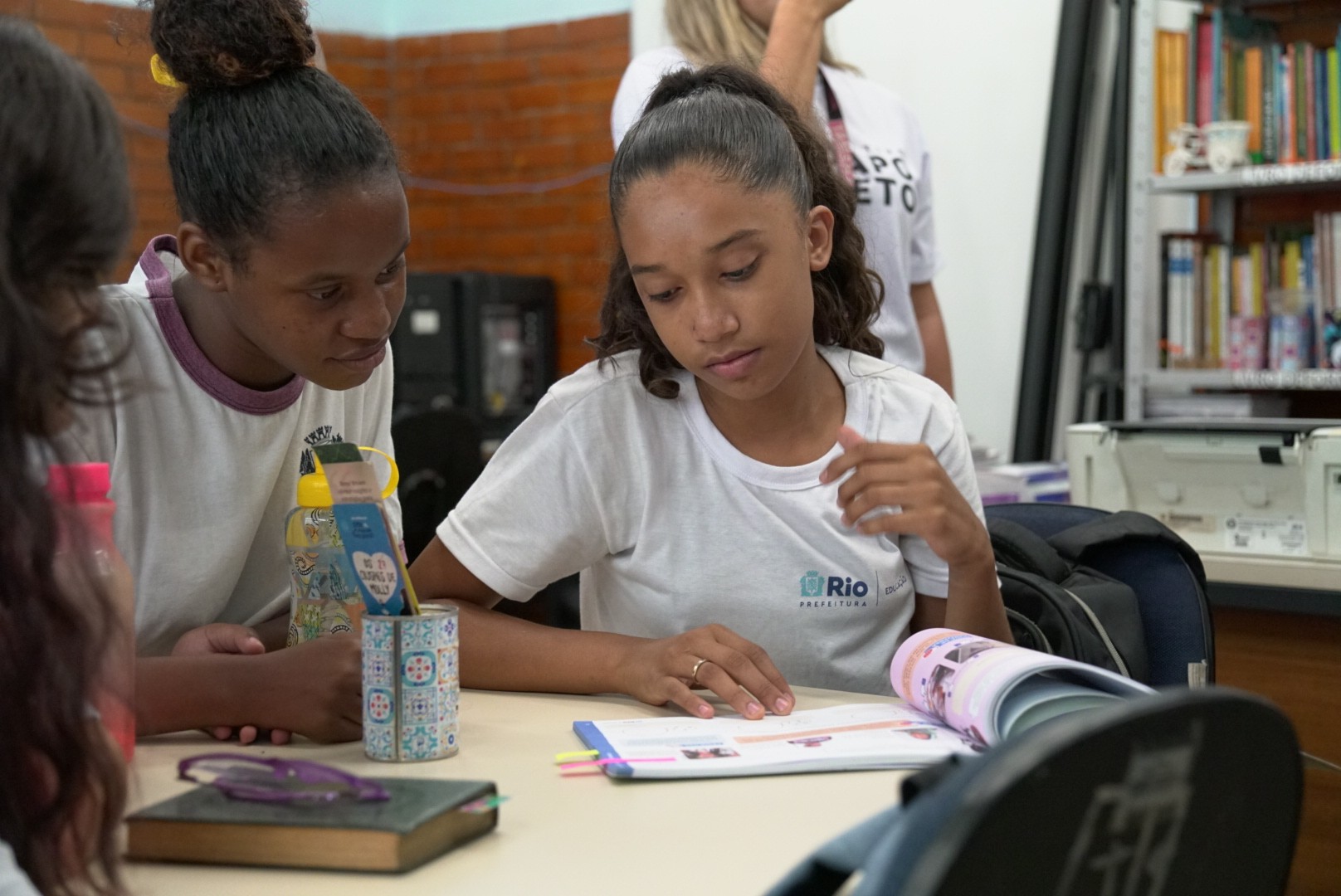 Material didático da Secretaria de Educação do Rio destaca comunidades da cidade e evidencia personagens negros
