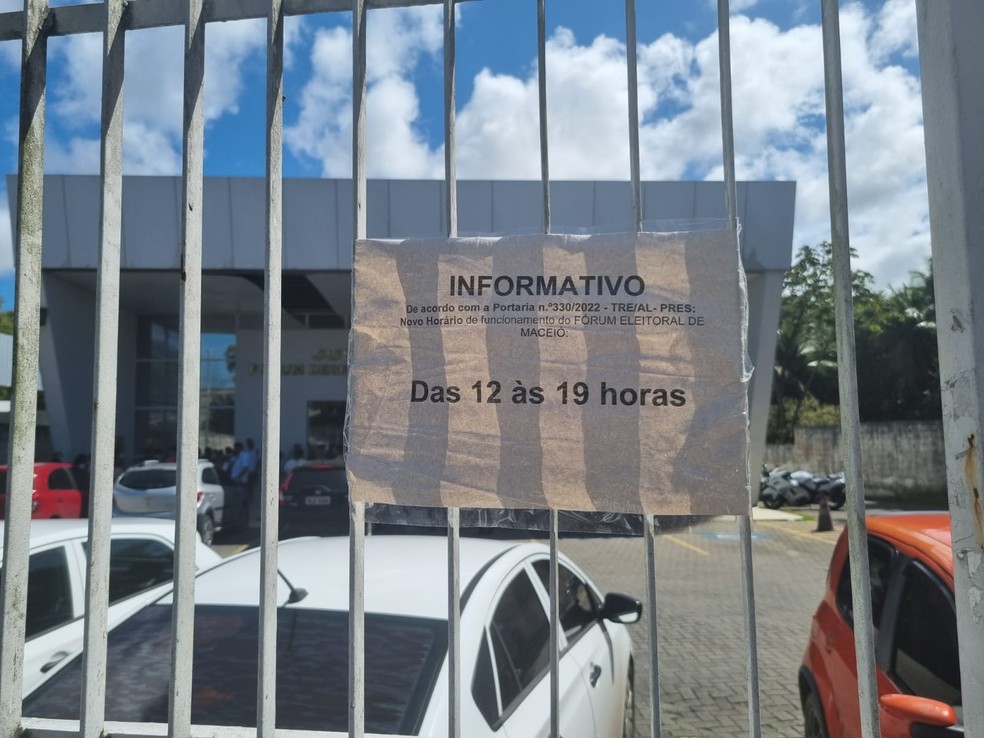 Aviso na entrada do Fórum de Maceió informava sobre a mudança de horário — Foto: Arquivo pessoal