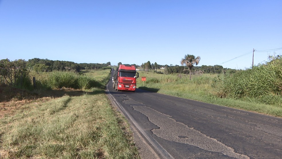 Trecho da MGC-497 entre Uberlândia e Prata não tem acostamento — Foto: TV Integração/Reprodução