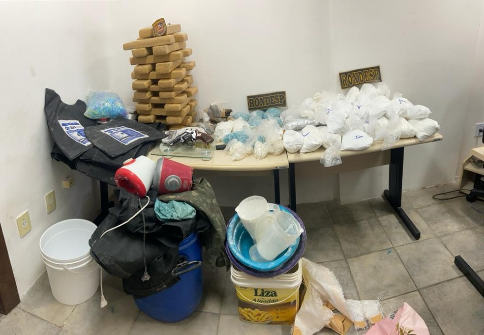 Maconha e cocaína apreendidas nesta segunda-feira (14), em salvador — Foto: SSP/ Divulgação