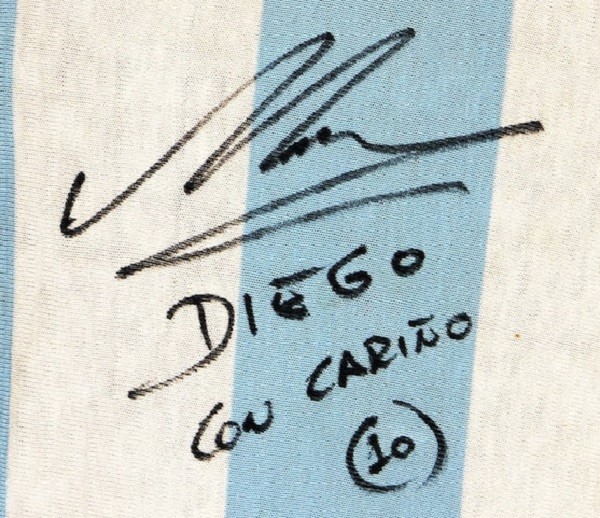 O autográfo de Maradona na camisa usada por ele em Argentina X Bálegica na Copa do Mundo de 1982 (Foto: Divulgação)