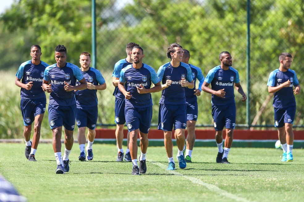 Titulares apenas correram no trabalho de sexta-feira — Foto: Lucas Uebel/Grêmio