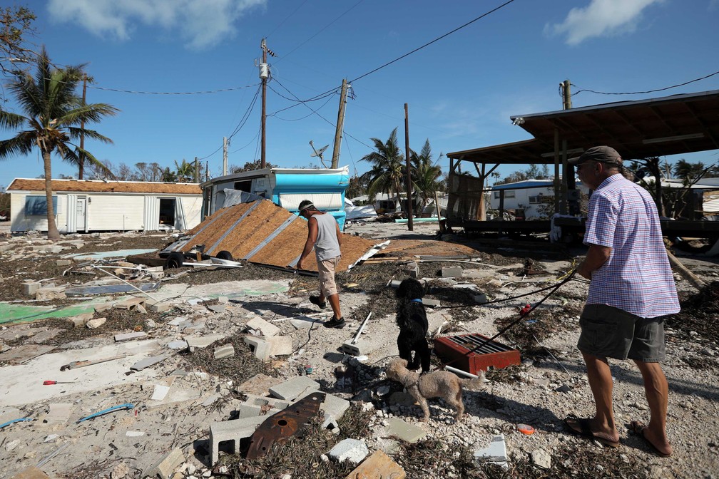 Moradores andam por parque de trailers destruído em Plantation Key, ilha ao sul da Flórida (Foto: Carlos Barria/Reuters)