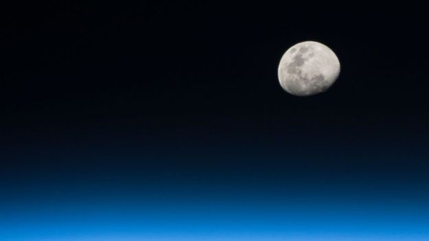 A teoria mais aceita pela comunidade científica para explicar a formação da Lua é de 1975 e chamada de hipótese do grande impacto (Foto: RANDY BRESNIK/ CEDIDA PELA NASA via BBC News Brasil)
